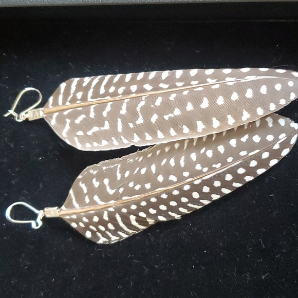 Medium Size Feather 🪶 Earrings. - Picture 3 of 7
